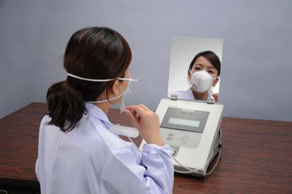 室内粉じんで防じんマスクの顔面への密着性を測定